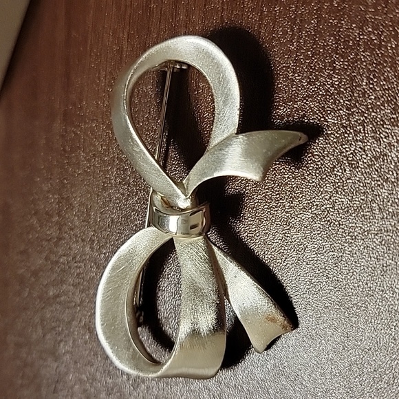 Silver Tone Large Christmas Ribbon Bow Metal Brooch Pin Holiday Vintage? Costume - Picture 15 of 16